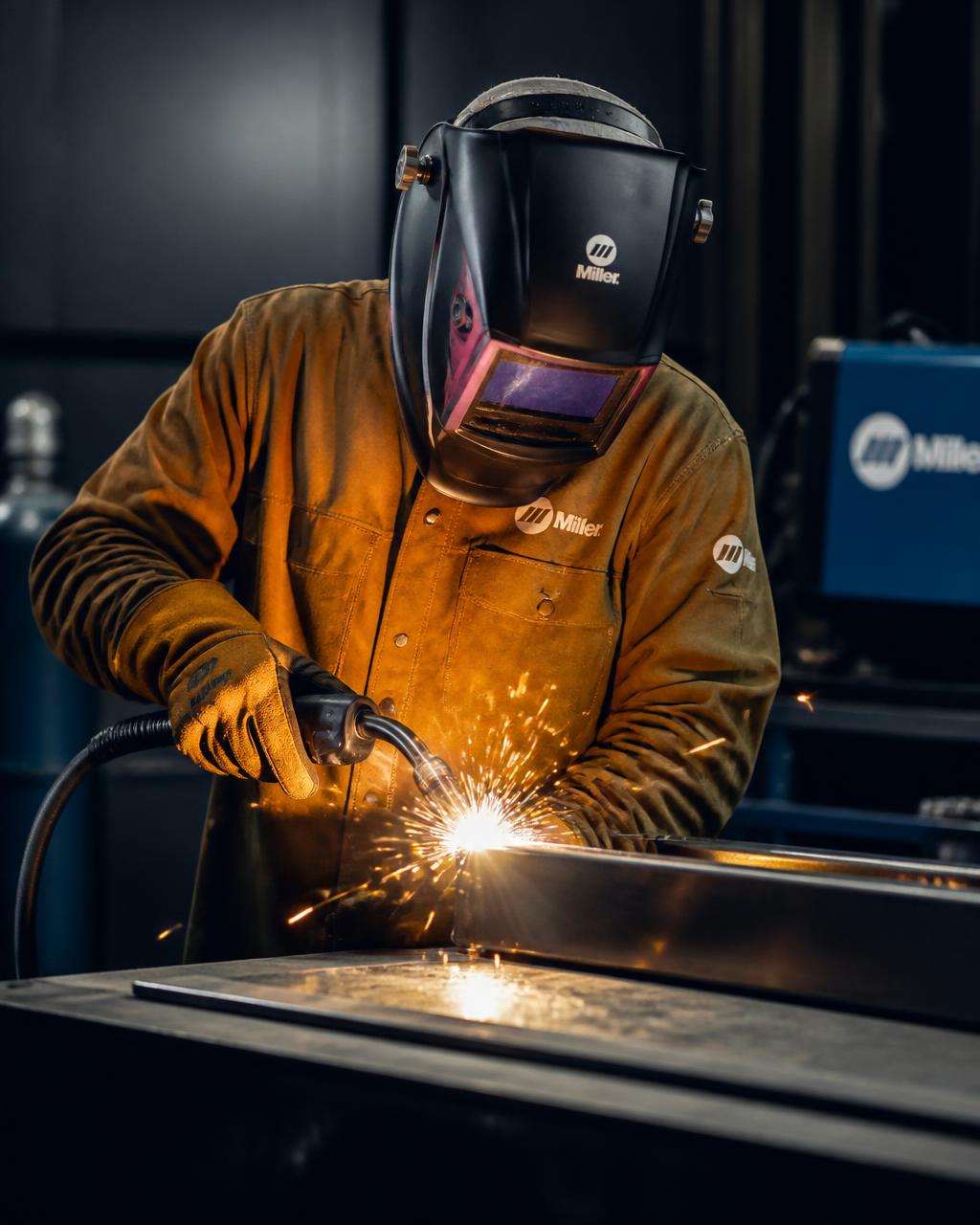 Soldador profissional utilizando EPIs completos em ambiente industrial